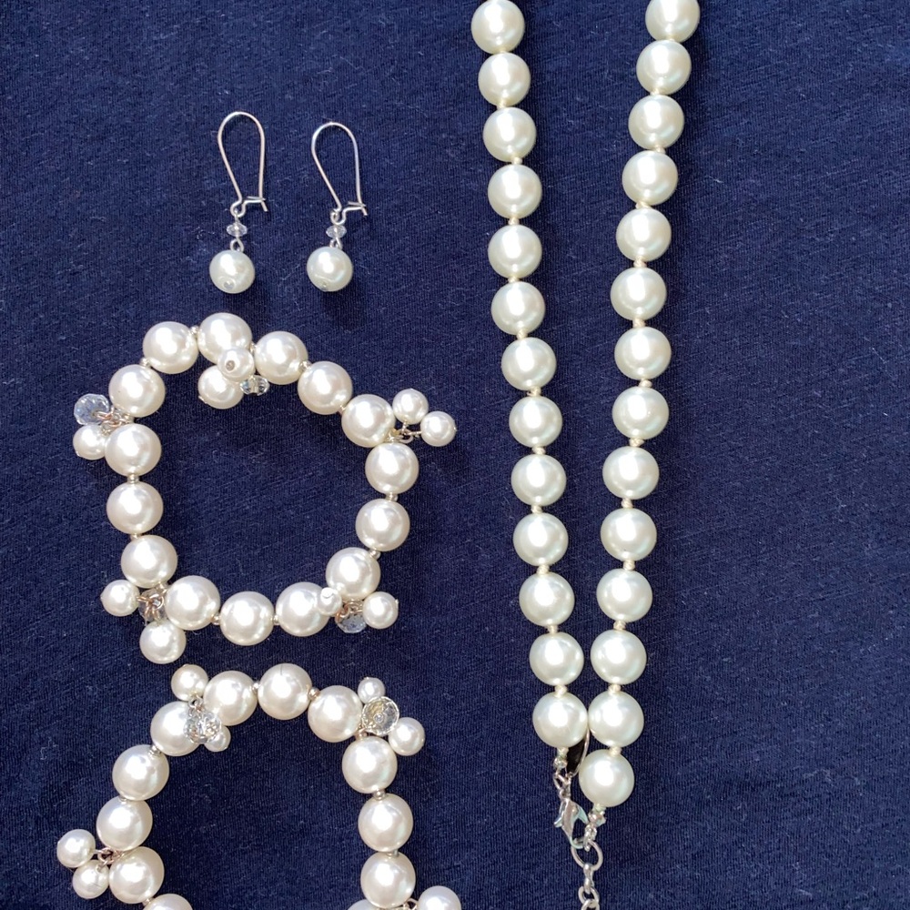 White House Black Market Pearl & Crystal Necklace Bracelet Earring Set!